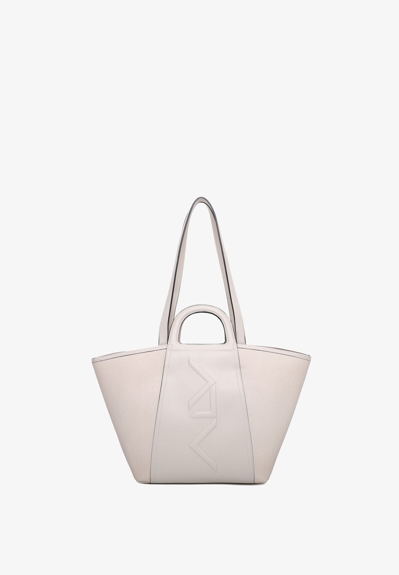 Tote bag in lichtbeige stof met gladde leren accenten. Heeft een gestructureerde, hoekige vorm en twee handvatten, met een logo dat op de voorkant is geperst.