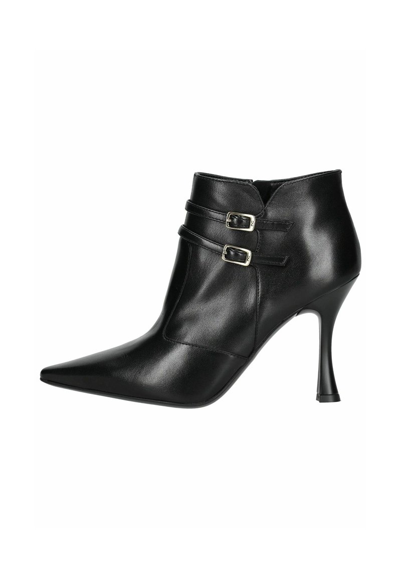 Sorte læderankelstøvletter med spids tå, to spænde detaljer på siden og en moderat stiletto hæl. Glat tekstur og strømlinet design.