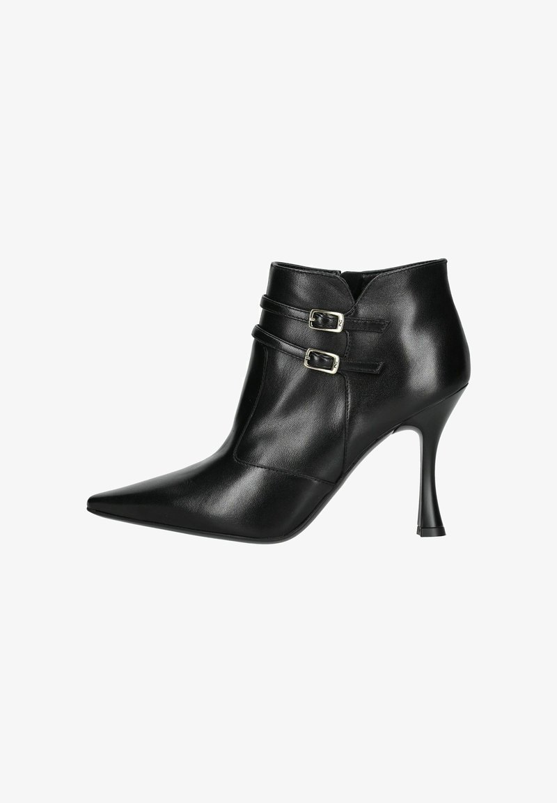 Stivale alla caviglia in pelle nera con punta affilata, due fibbie decorative sul lato e tacco a stiletto moderato. Texture liscia e design snello.