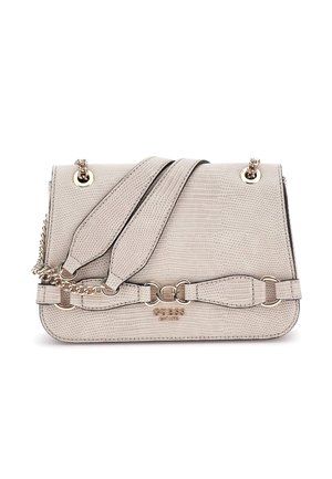 Sac à main gris texturé avec un motif reptilien, quincaillerie dorée, options de double bandoulière et un accent de logo à l'avant.