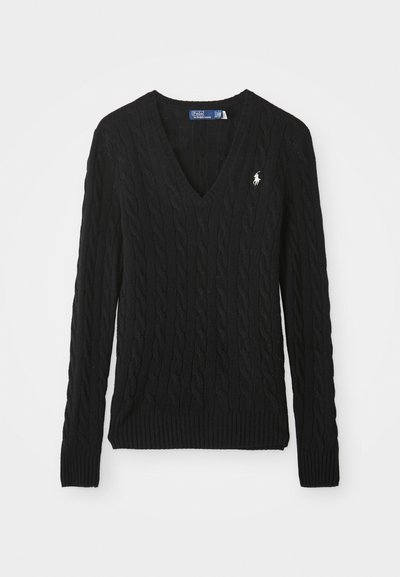 Svart kabelstrikket V-halsgenser med lange ermer, ribbede mansjetter og hem, og en liten hvit brodert logo på brystet.