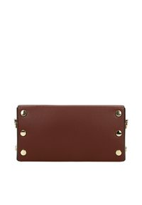 Base di una borsa rettangolare in pelle marrone scuro con sei borchie metalliche dorate, tre su ciascun lato, su uno sfondo bianco.