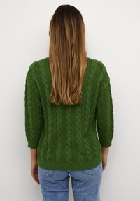 Grüner Strickpullover mit gerippter Struktur und Zopfmuster, mit Dreiviertelärmeln und lockerer Passform. Rückansicht gezeigt.