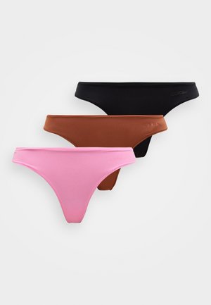 Trois culottes féminines de style bikini en noir, marron et rose, empilées verticalement sur un fond blanc.