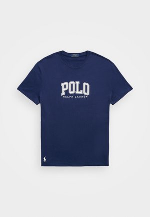 Camiseta de algodón azul marino con cuello redondo, que presenta un logo blanco de "POLO" y el texto "RALPH LAUREN". Pequeño logo bordado en el dobladillo.