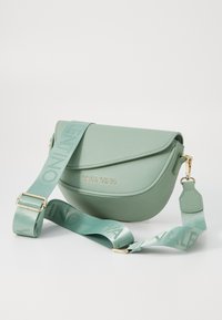 Borsa a tracolla in pelle vegan verde con design curvo, accessori in oro e tracolla regolabile con logo "VALENTINO" in una tonalità contrastante.