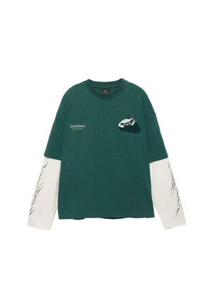 Donkergroen shirt met lange mouwen en witte gelaagde mouwen, bergafbeelding op de borst, "Quickdraw" tekst aan de linkerkant en zwarte golvende prints op de mouwen.