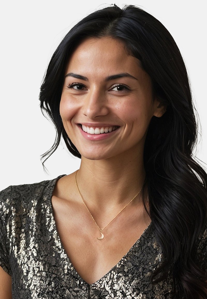Collana a mezzaluna d'oro su una delicata catena, indossata da una persona con capelli scuri. Top argentato scintillante con paillettes e design a scollo a V.