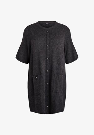Lange, donkergrijze cardigan van zacht materiaal, met korte mouwen, een knoopsluiting aan de voorkant en twee voorzakken met afgeronde kleppen.