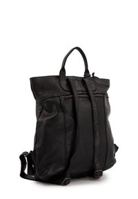 Černý kožený batoh s hladkým povrchem, přední kapsou na zip, dvěma horními uchy, nastavitelného ramenními popruhy a minimalistickým designem.