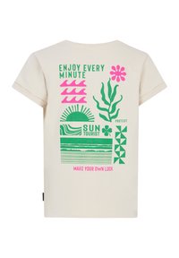Camiseta de algodón crema de manga corta, con diseños gráficos vibrantes en verde y rosa que incluyen olas, plantas y texto.