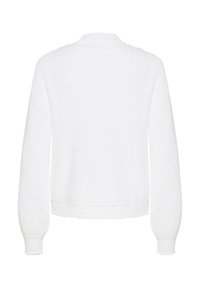 Maglione bianco lavorato a maglia con tessuto testurizzato, scollatura rotonda e polsini e orlo a coste. Le maniche sono leggermente oversize.