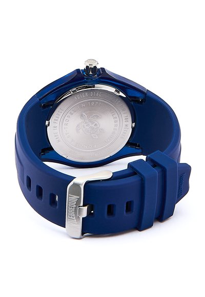 Blaues Silikonarmband mit einem Gehäuse aus Edelstahl. Besitzt ein rundes Gehäuse, ein strukturiertes Armband und eine silberfarbene Schnalle. Enthält gravierte Logodetails.