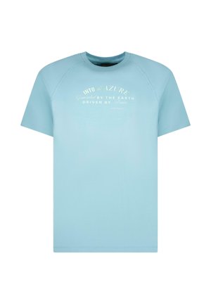 Lichtblauw T-shirt met korte mouwen, ronde hals, raglanmouwen en witte print in het midden van de voorkant. Zachte stoftextuur.