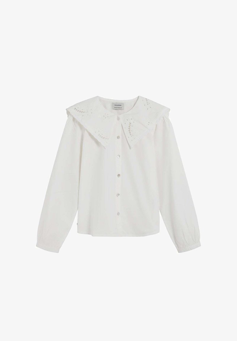 Cămașă albă cu mâneci lungi, având un guler mare din broderie engleză, sistem de închidere cu nasturi în față și umeri plisati pentru o croială lejeră.