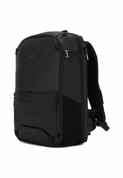 Zaino nero realizzato in materiale resistente e impermeabile; presenta spallacci regolabili, tasca frontale e design minimalista con logo.