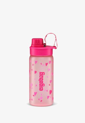 Transluzent pinkfarbener Plastikwasserbehälter mit Herzmustern, einem pinken Deckel und einem Tragegurt. Enthält den Text "ergobag" in Weiß.