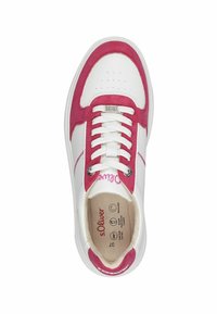 Sneaker blanche avec des accents en daim rose. Comprend un bout rond, des détails perforés sur le capuchon de la chaussure et des lacets blancs plats. Logo de la marque sur la languette.