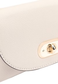 Portefeuille en cuir blanc avec une finition texturée, doté d'une fermeture en métal doré et d'accents cousus le long des bords.