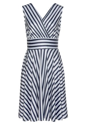 Robe rayée bleu marine et blanche avec un décolleté en V, sans manches, et une taille ajustée avec une jupe évasée. Tissu lisse, texture ferme.