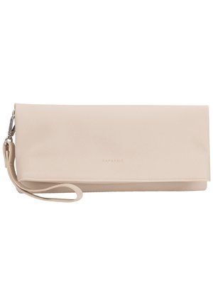 Clutch de imitación piel beige con una textura suave, que presenta una correa para la muñeca y un sutil detalle del logo en la parte frontal. Forma rectangular.