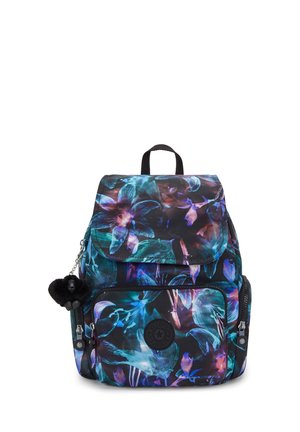 Zwarte rugzak met een levendige bloemenprint in paarse en turquoise tinten; beschikt over een ritssluiting, een bovenste handvat en een pompon charme.
