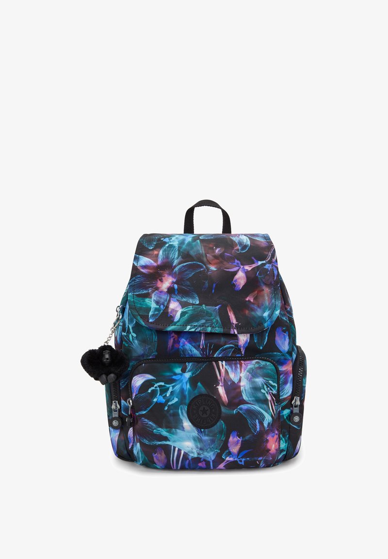 Mochila negra con estampado floral vibrante en tonos de púrpura y turquesa; cuenta con un bolsillo con cremallera, un asa en la parte superior y un charm de pom-pom.