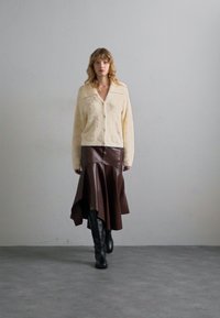 Stine Goya LONG SLEEVE CROPPED CARDIGAN FLUFFY MONOGRAM - Cardigan - beige