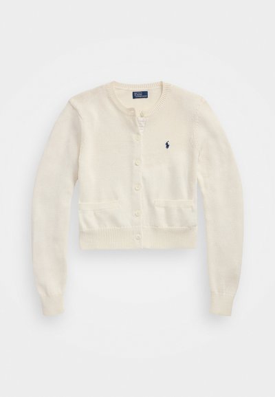 Kuttet, elfenbenfarget cardigan med strikket tekstur, med rund hals, knappelukking, to frontlommer og en liten marineblå logo på brystet.