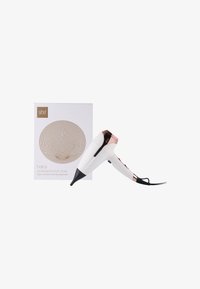 Sèche-cheveux professionnel ghd Helios en blanc et or rose avec buse concentrateur, à côté de sa boîte d'emballage blanche.