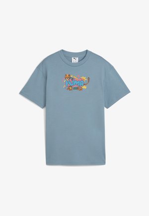 Gaiši zila kokvilnas t-krekls ar krāsainu grafiku, kurā attēlots rotaļīgu dzīvnieku zīmējums un teksts priekšpusē. Īsas piedurknes un apaļš kakls.