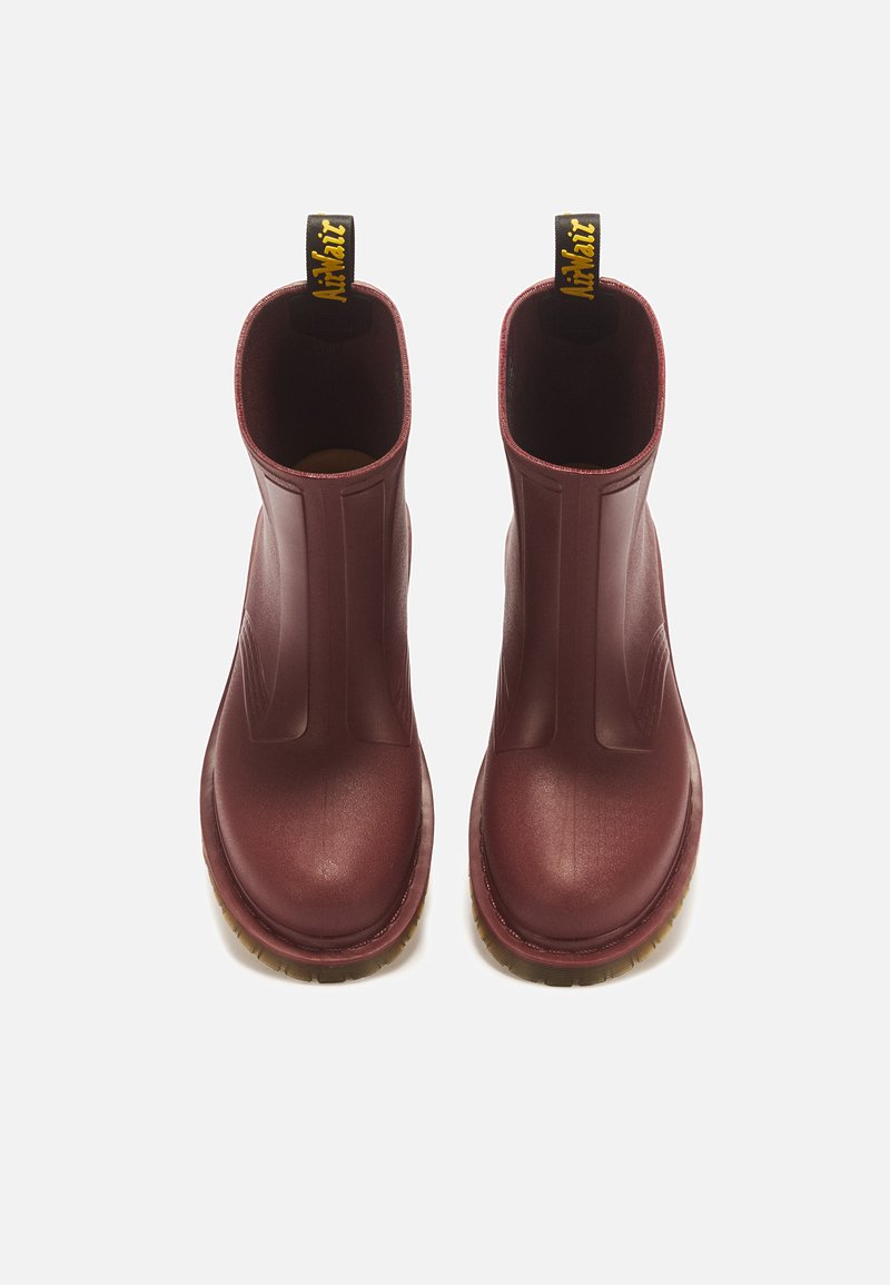Paar dunkelrote Knöchel-Regenstiefel mit schwarzen und gelben Zuglaschen auf weißem Hintergrund, von oben betrachtet.