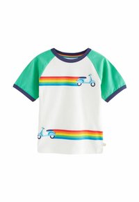 Kreklu ar īsām piedurknēm, balts kokvilnas T-krekls ar zaļām raglan piedurknēm, kuram ir varavīksnes svītru dizains un zils skūteru attēls.