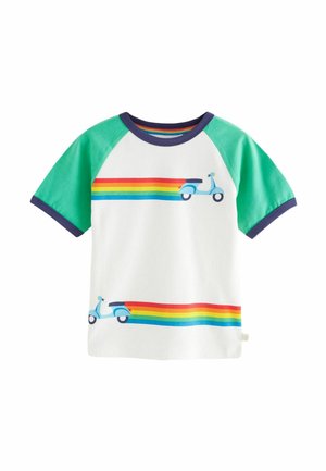 Lyhythihainen, valkoinen puuvillapaita, jossa on vihreät raglan-hihat. Paidassa on sateenkaaristripejä ja sininen skootterigrafiikka.