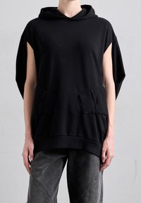 Svart, huva med överdimensionerad sweatshirt med breda ärmhål, som har två framfickor och en ribbad nederdel. Mjuk tyg med en slät yta.