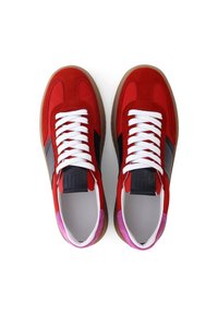 Sneakers in suede rosso con lacci bianchi, dettagli laterali neri e suola in gomma beige. L'interno presenta dettagli di rivestimento rosa e bianco.