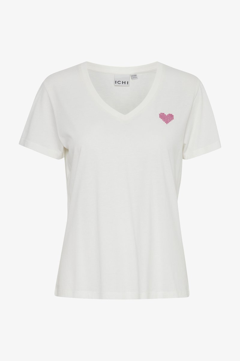 T-shirt en coton blanc avec un col en V et des manches courtes, arborant un motif de cœur rose sur le côté gauche de la poitrine. Texture douce et coupe décontractée.