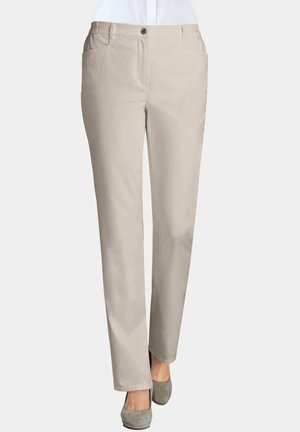Beige Hosen mit glatter Textur, geradem Schnitt, Fronttaschen und einer einzelnen Knopfverschlüsse, kombiniert mit grauen High Heels.