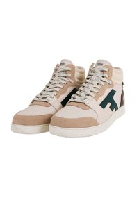 Sneaker alte con una parte superiore in tessuto beige, dettagli in suede, logo verde e suola in gomma maculata. Presentano un design con lacci e un collo imbottito.