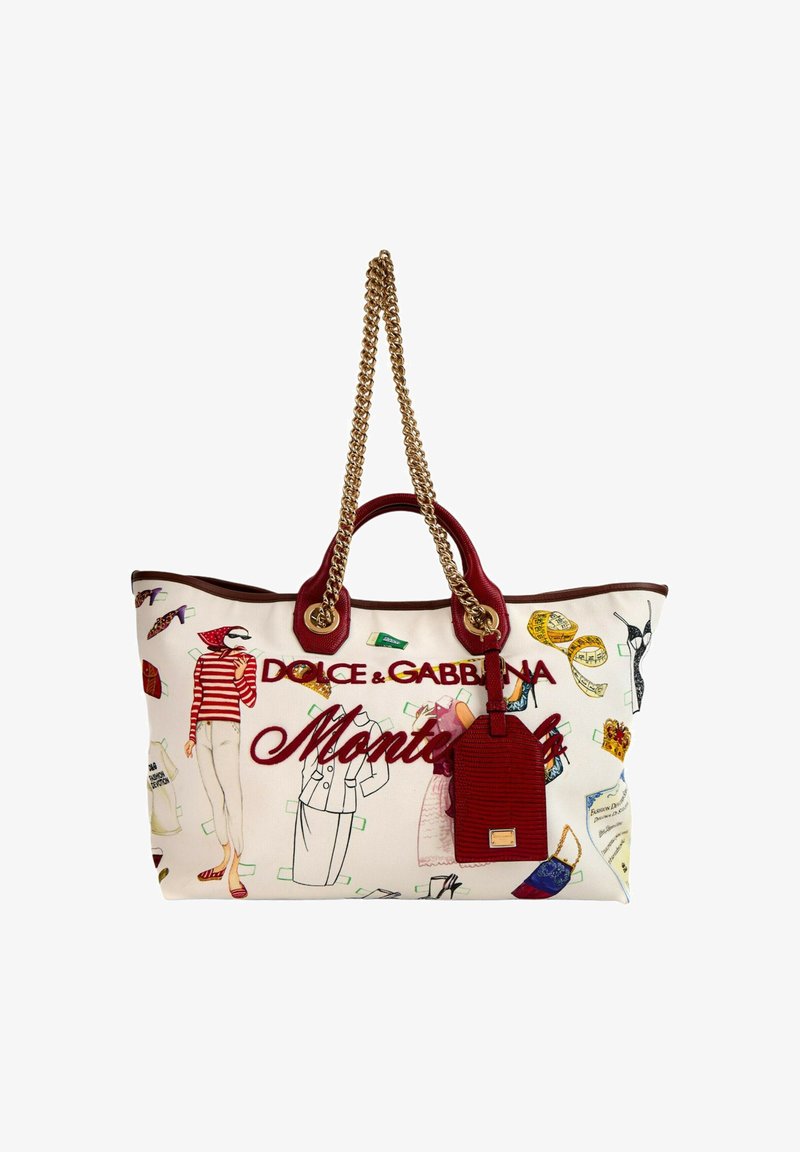 Sac cabas blanc Dolce & Gabbana avec illustrations de mode, garniture en cuir rouge, poignées chaîne dorées et étiquette de bagage en cuir rouge.