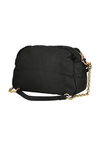 Bolso negro de nylon tipo bandolera con textura acolchada, acentos de cadena dorada y una correa de tela desmontable. Cierre de cremallera en la parte superior.