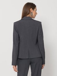 Γκρίζο κομμένο σακάκι με έναν μόνο πίσω αεραγωγό, γιακά notch και δομημένους ώμους. Κατασκευασμένο από υφασμάτινη υφή με καθαρές γραμμές.