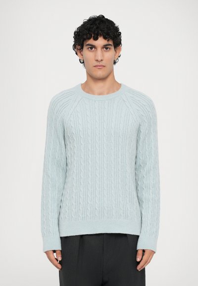 Maglione azzurro chiaro lavorato a maglia con maniche raglan e colletto e orlo a coste. Texture morbida, caratterizzata da un motivo testurizzato su tutto il capo.