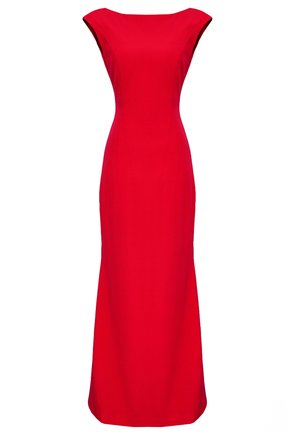 Lange, aansluitende rode avondjurk met boothals en mouwloos ontwerp tegen een witte achtergrond.
