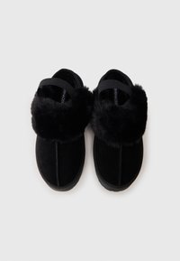 Schwarze Hausschuhe mit flauschigem Kunstfellrand und elastischen Fersenträgern, entworfen für inneren Komfort und Wärme.