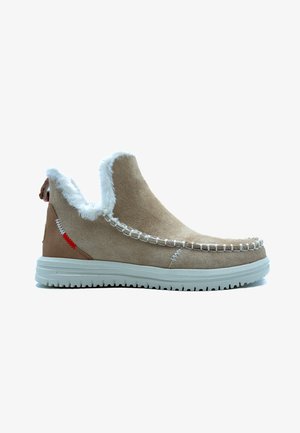 Stivale slip-on in suede beige con colletto in pelliccia bianca, cuciture a contrasto e suola in gomma testurizzata con battistrada pattern.