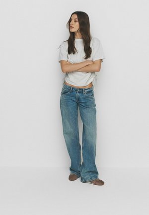 Harmaa lyhyt t-paita sivusolmuisin, yhdistetty vaaleansinisiin leveälahkeisiin farkkuihin ja ruskeisiin liukusomistettaviin kenkiin. Yksinkertainen, rento ja mukava asu.