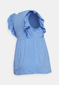 Top sem mangas azul claro com detalhes em renda nos ombros e uma bainha ligeiramente ampla. Feito de um tecido macio e texturizado com um decote redondo.