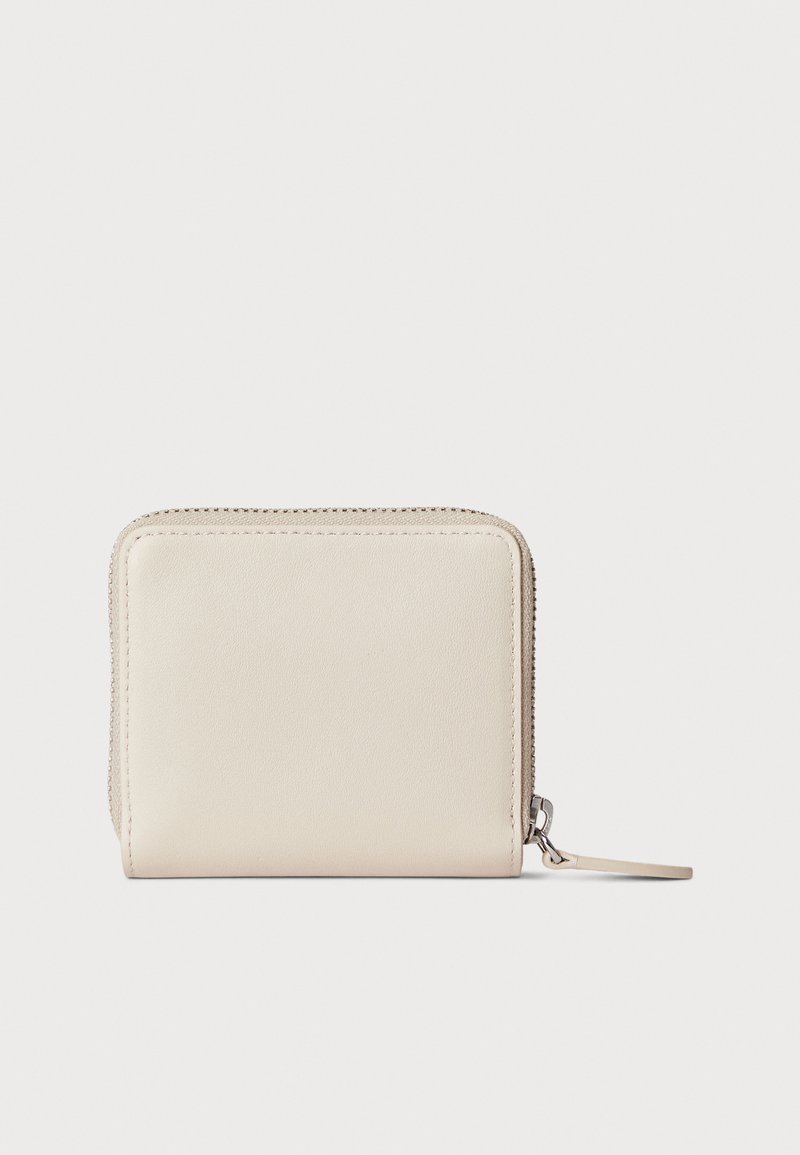 Beige Lederportemonnaie mit rechteckiger Form, gesteppten Details und Reißverschluss. Verfügt über eine Zuglasche und eine glatte Textur.