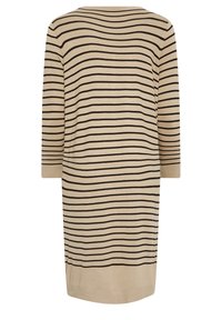 Béžové pletené šaty s vodorovnými černými pruhy, tříčtvrtečními rukávy a kulatým výstřihem. Měkká textura a středně dlouhý střih.